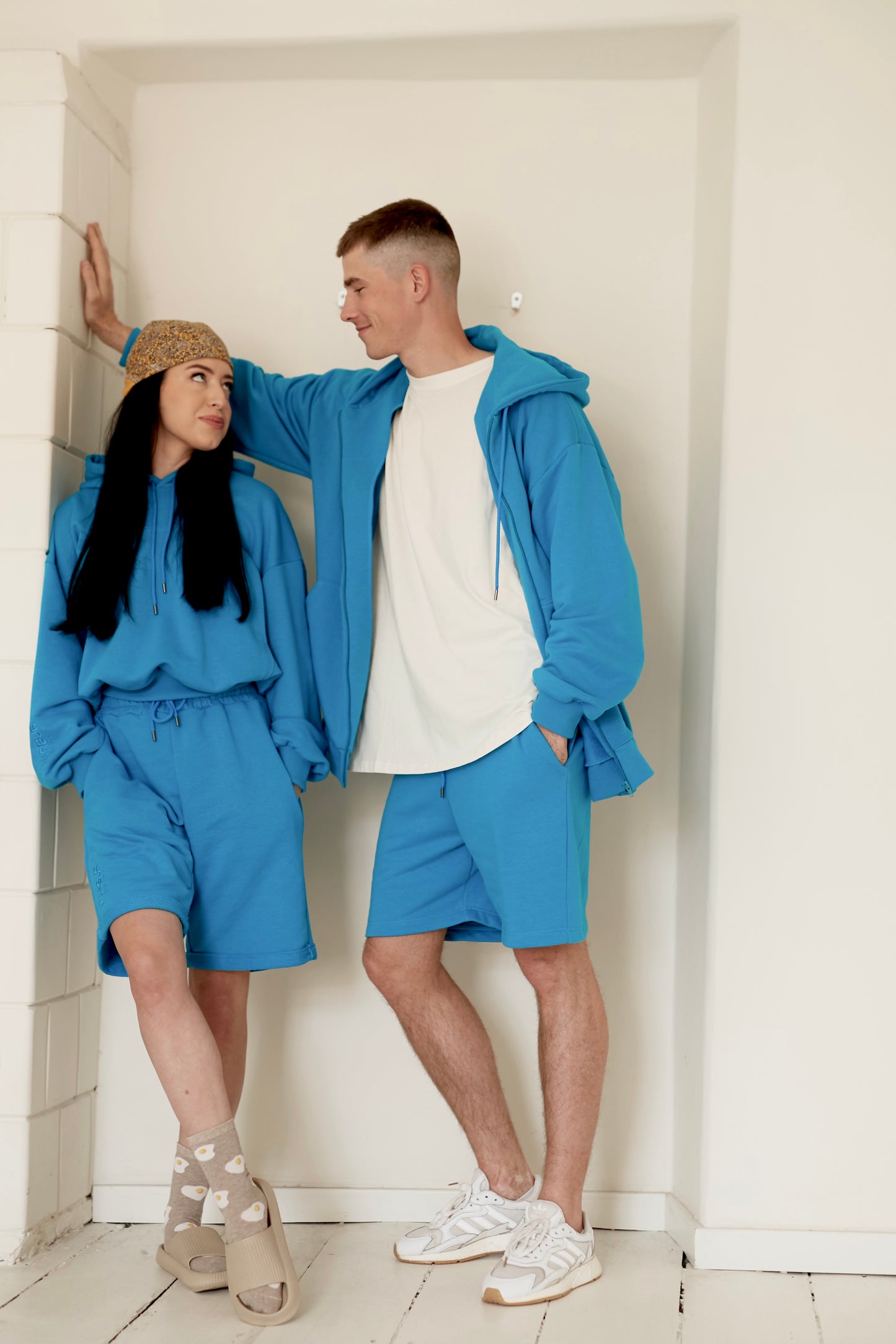 ELECTRIC BLUE with shorts ant zipped hoodie